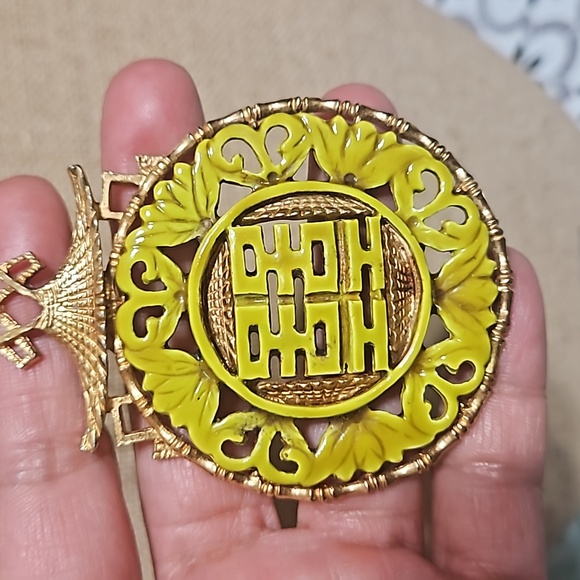 Vintage Medallion signed ART - Picture 2 of 8